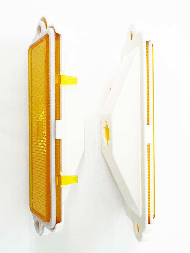1978 Oldsmobile Cutlass/442/F85 FRONT FENDER MARKER LIGHT SET; WITH GASKETS; GM 5970117 | 5970117
